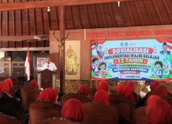 Bupati Banyumas Sadewo Tri Lastiono berpidato pada acara Sosialisasi Implementasi Wajib Belajar 13 Tahun di Pendopo Si Panji Purwokerto
