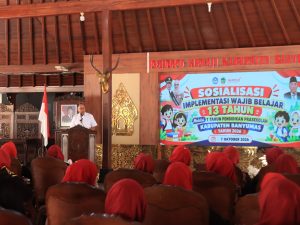 Bupati Banyumas Sadewo Tri Lastiono berpidato pada acara Sosialisasi Implementasi Wajib Belajar 13 Tahun di Pendopo Si Panji Purwokerto