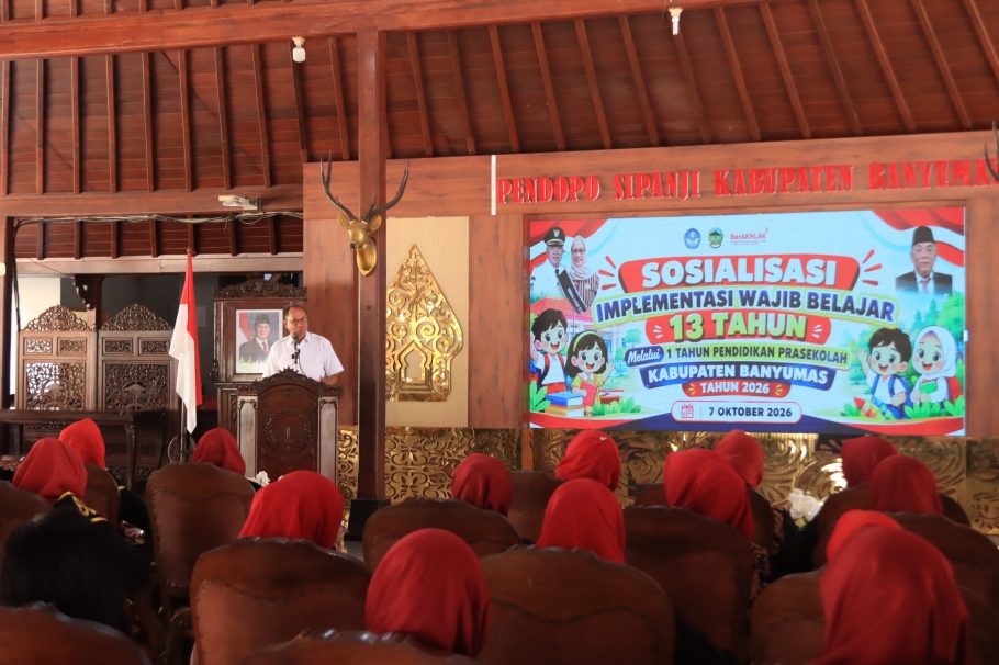 Bupati Banyumas Sadewo Tri Lastiono berpidato pada acara Sosialisasi Implementasi Wajib Belajar 13 Tahun di Pendopo Si Panji Purwokerto